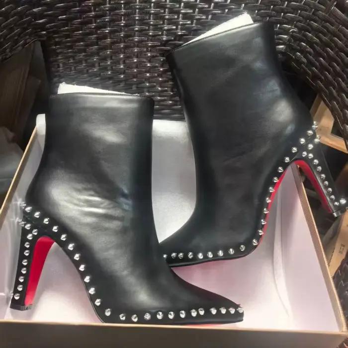 Bottines Chelsea courtes pour femmes en cuir noir à bout pointu, décorées de clous et rivets, avec t