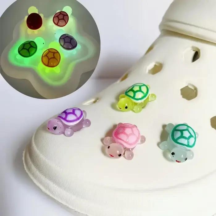 Breloques de chaussures en forme de tortue lumineuse, dessin animé mignon, ensemble complet d'access