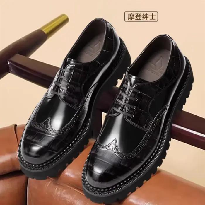 robe d'affaires chaussures décontractées. Construisez le fond épais. Chaussures en cuir pour loisirs