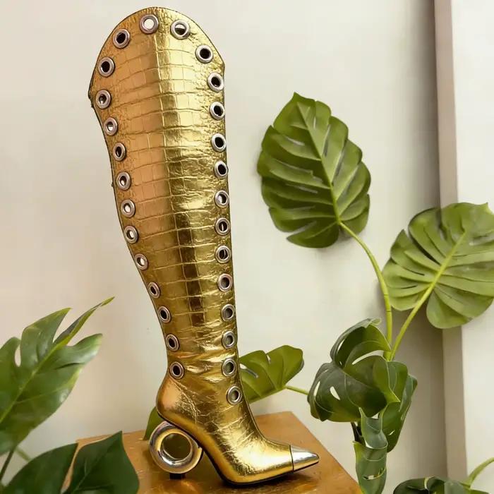 Bottes hautes en cuir croco gaufré avec œillets métalliques, découpe latérale, talon anneau, bout po