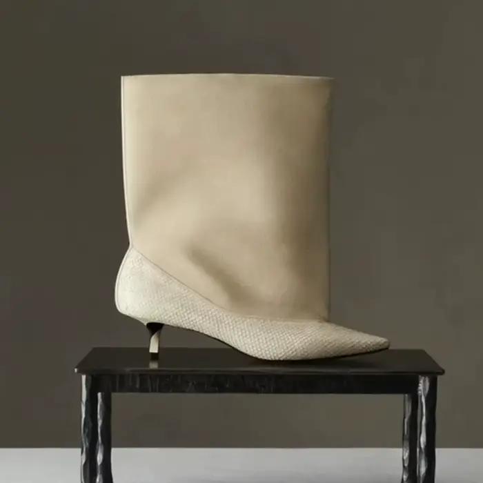 Bottines beiges bicolores à talons aiguilles, échelle serpent, tige en daim souple, bout pointu, bot
