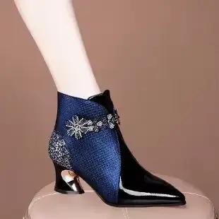 Nouvelles bottes pour femmes Bottes à talons hauts en cuir verni de luxe Bottes à bout pointu exquis