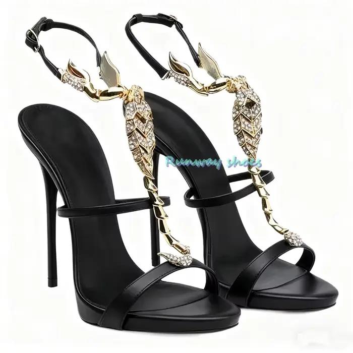 Chaussures avec formes inhabituelles décoration en métal sandales à talons hauts défilé de mode chau