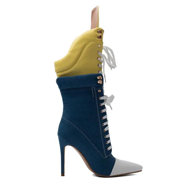 Bottines mi-mollet en jean color block à talon aiguille, bout blanc contrastant, revers jaune replié