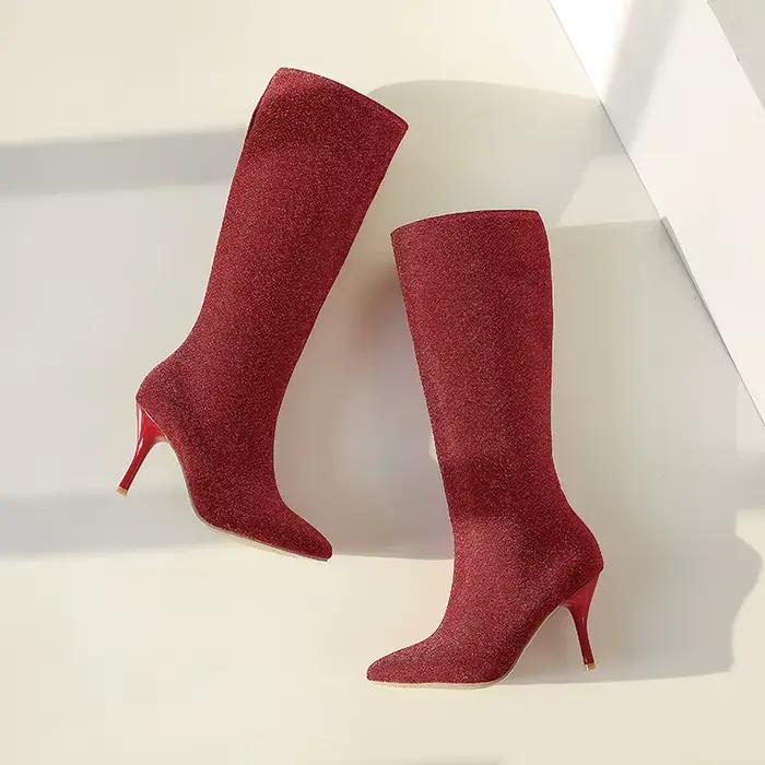 Bottes pour femmes en noir, rouge, blanc et jaune avec miroitant fin, bout pointu, talon aiguille, s