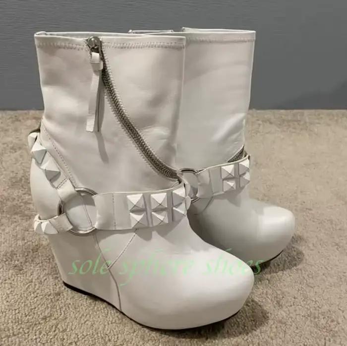 Bottines à plateforme compensée blanches style punk en similicuir avec lanières cloutées, design mét