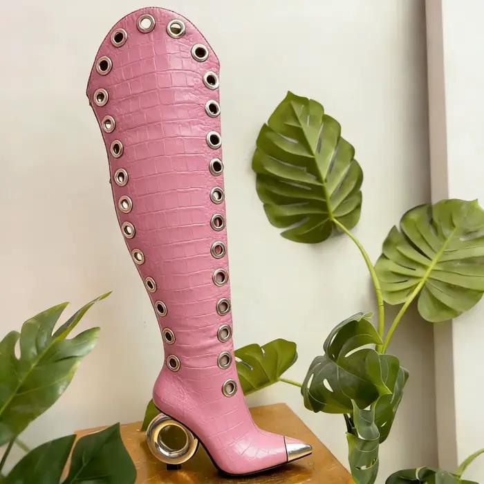 Bottes hautes en cuir croco gaufré avec œillets métalliques