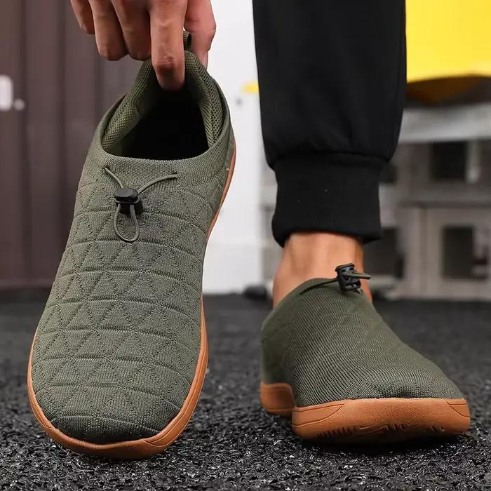 Chaussures de sport grises minimalistes avec semelles