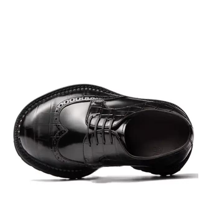 robe d'affaires chaussures décontractées. Construisez le fond épais. Chaussures en cuir pour loisirs. Chaussure en cuir respirante