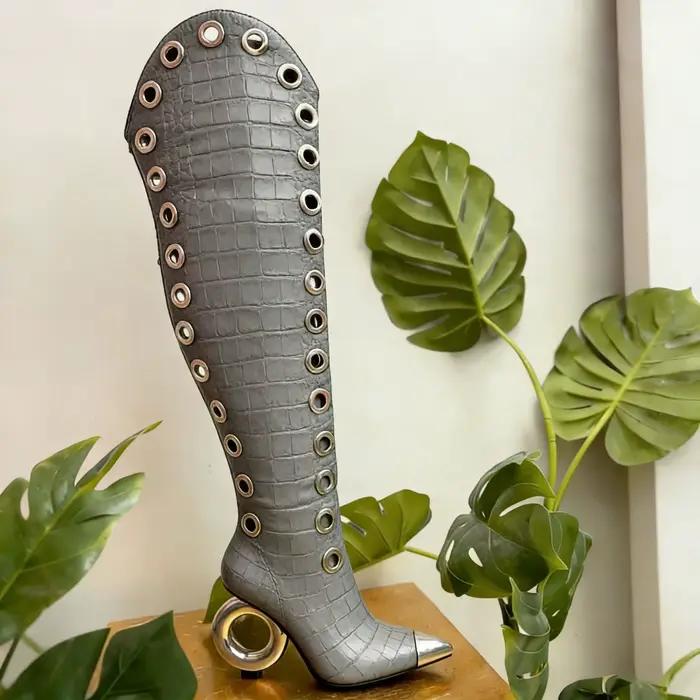 Bottes hautes en cuir croco gaufré avec œillets métalliques
