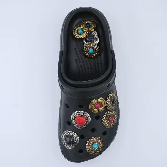 1 pièce Breloque de chaussure en métal argenté en forme de cœur turquoise, décorations pour Crocs, fleurs dorées, accessoires pour sandales, style punk, cadeau