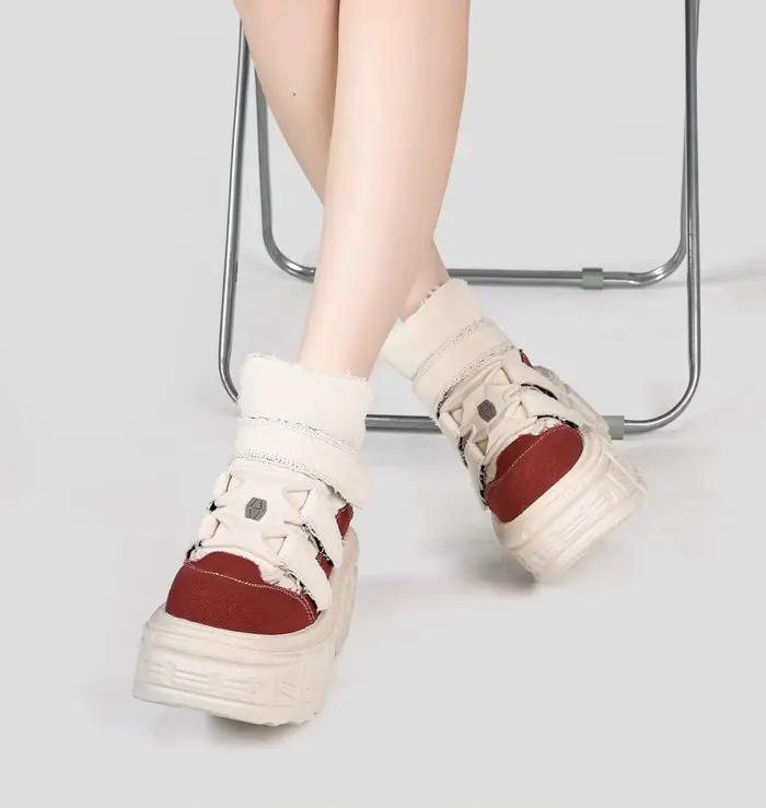 Bottes de cheville rock pour femme avec talon élevé et détails métalliques, idéales pour le style punk et les occasions spéciales