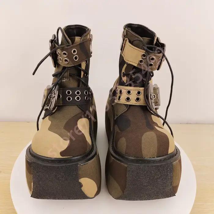 Bottes courtes de Camouflage avec boucle de ceinture de réservoir, nouvelles bottes rondes de Style de rue à lacets et talons compensés, bottes de scène décontractées à la mode pour fête, 2025