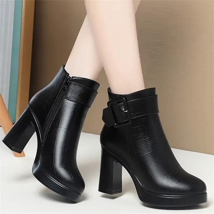 Bottines noires à talons hauts et épais pour femme élégantes avec décoration à boucle courte pour maintenir vos pieds au chaud et confortables hiver 2024 occassions spéciales à offrir
