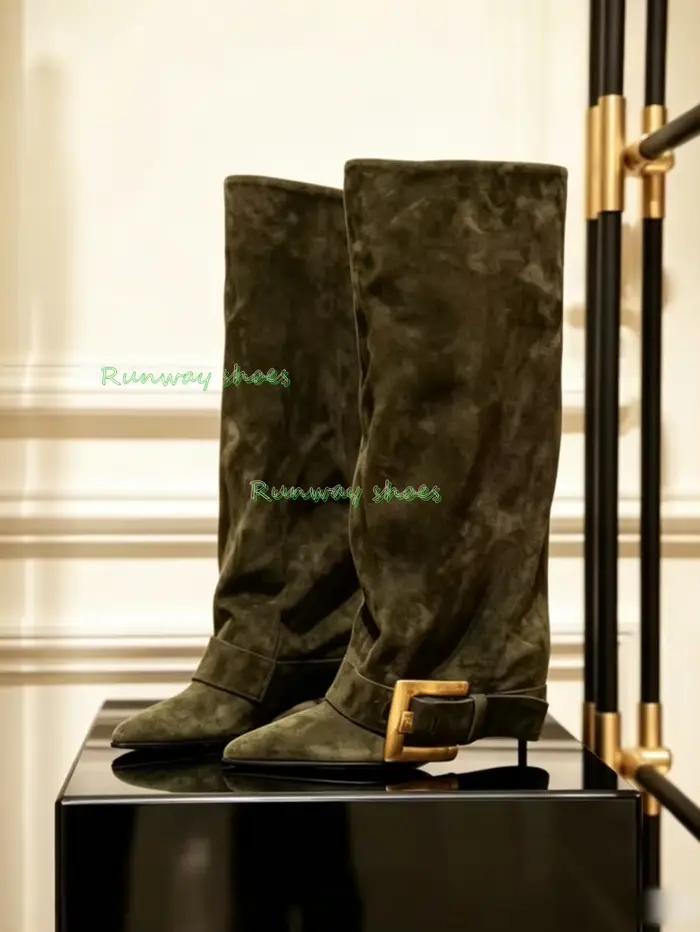 Bottes longues artificielles vert militaire au-dessus du genou, à bout pointu, talons aiguilles, bottes amples, décorées d'une boucle en métal, chaussures de luxe.
