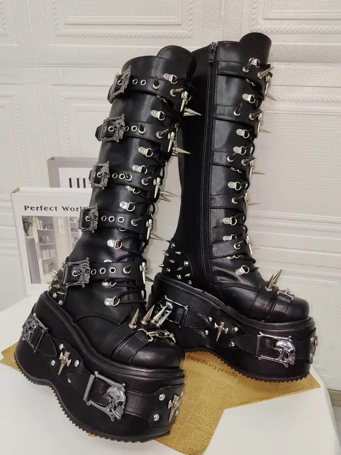 Bottes longues pour femmes, style punk moto urbain, à talons hauts compensés, chaussures de soirée tendance, personnalisées, avec rivets et croix métalliques
