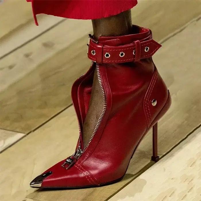 Boucle de ceinture avant fermeture éclair défilé de mode bottes courtes femmes automne hiver nouvelle décoration en métal pointu rouge talons hauts bottines