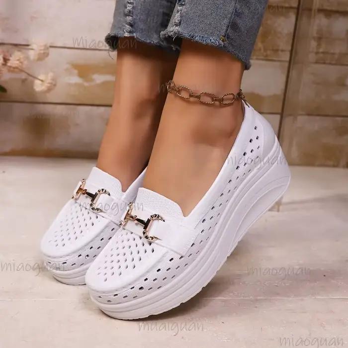 Mocassins compensés évidés pour femmes, à enfiler, avec boucle métallique, plateforme épaisse, confortables pour la marche quotidienne et les activités de plein air