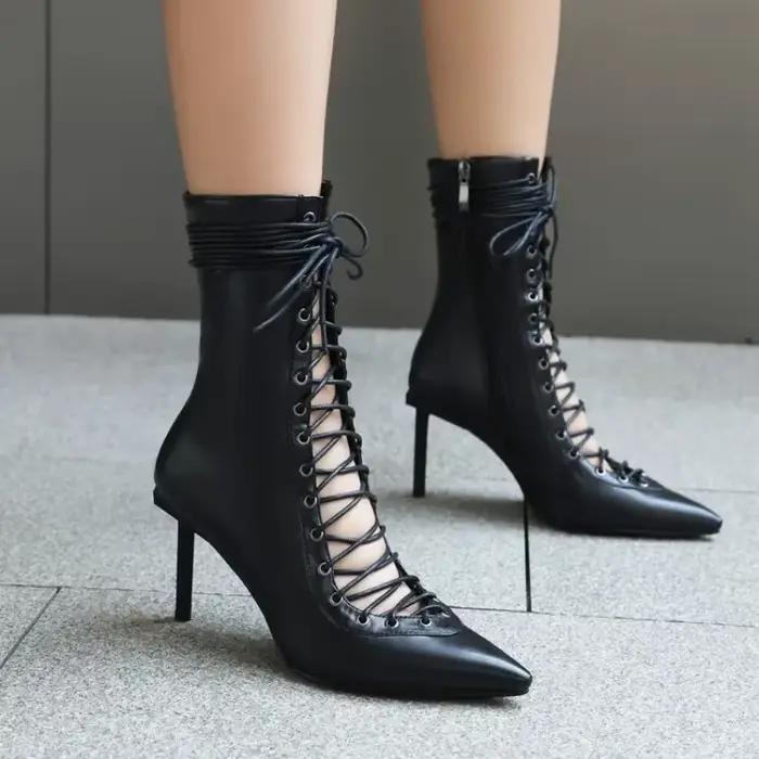 Bottines courtes noires et rouges à lanières croisées