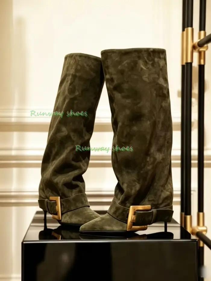 Bottes longues artificielles vert militaire au-dessus du genou, à bout pointu, talons aiguilles, bottes amples, décorées d'une boucle en métal, chaussures de luxe.