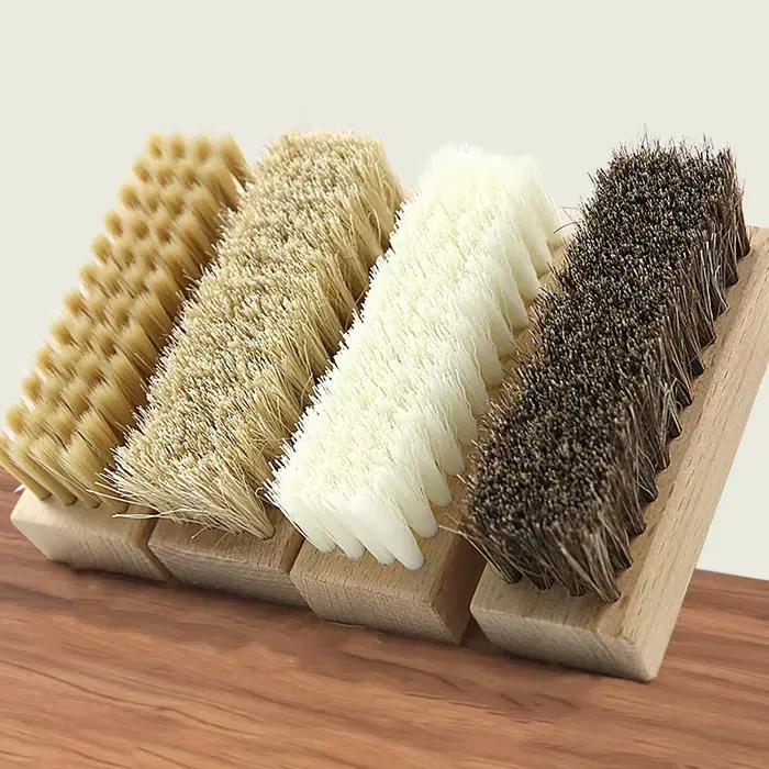 Brosse de nettoyage efficace pour bottes en poils de porc avec maintien en bois.
