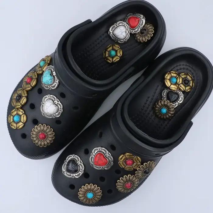 1 pièce Breloque de chaussure en métal argenté en forme de cœur turquoise, décorations pour Crocs, fleurs dorées, accessoires pour sandales, style punk, cadeau