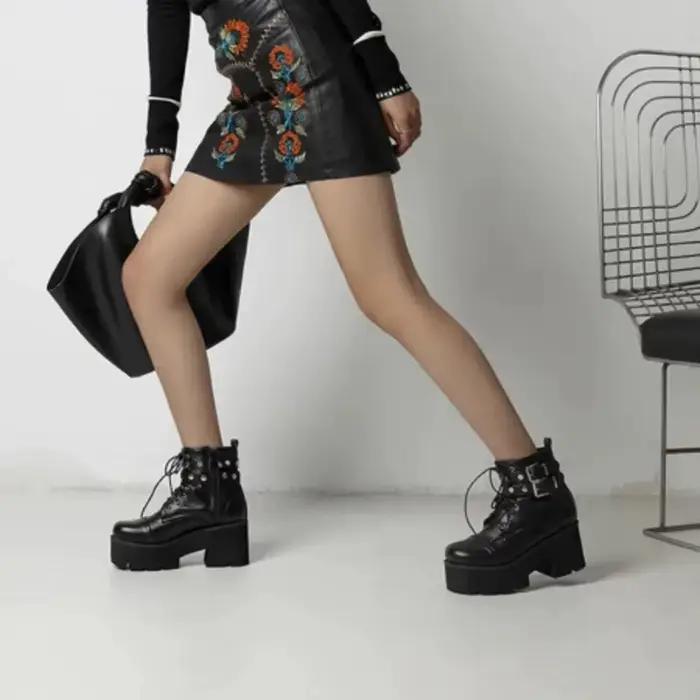 Bottes plate-forme femme en cuir solide style punk goth bout rond talon carré hauteur moyenne pour hiver et soirées spéciales