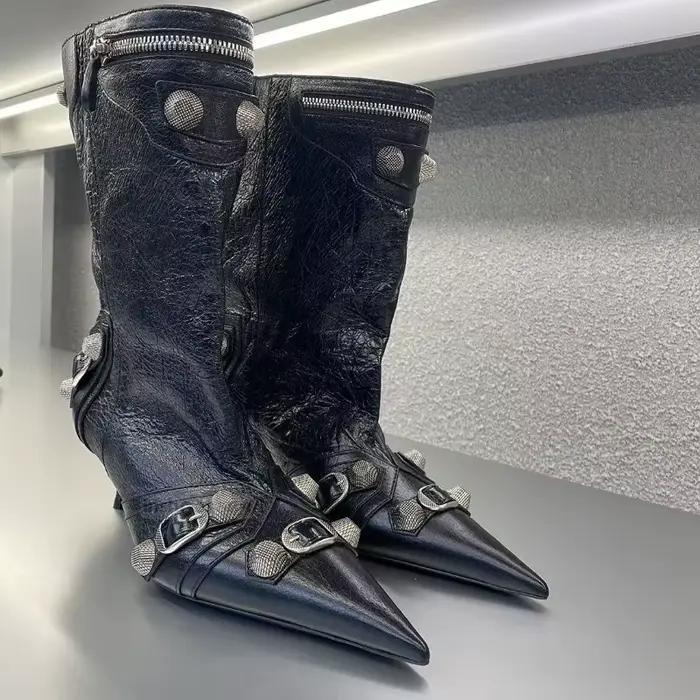 Bottes pointues à talons hauts et fins européens et américains avec rivets et bottes larges, chaussures de moto de style punk à la mode pour femmes