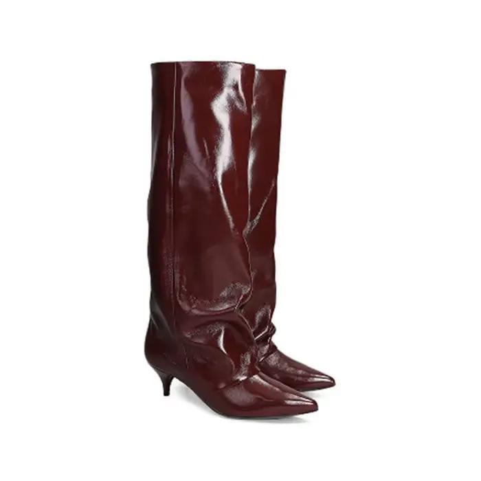 Bottes hautes d'hiver pour femmes, bout pointu, talon kitten, finition brillante, chaussures modernes et chics jusqu'aux genoux pour la saison froide.