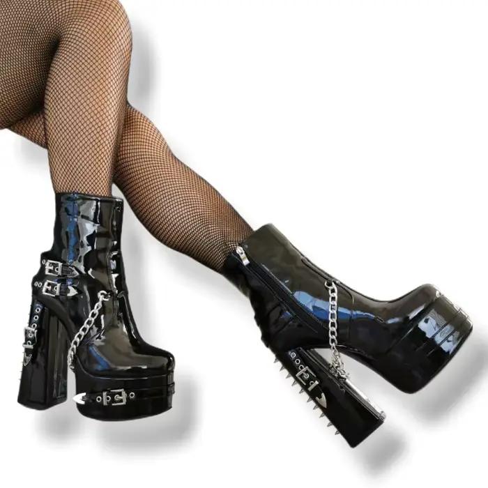 Bottines gothiques à rivets noirs avec fermeture éclair latérale pour femme