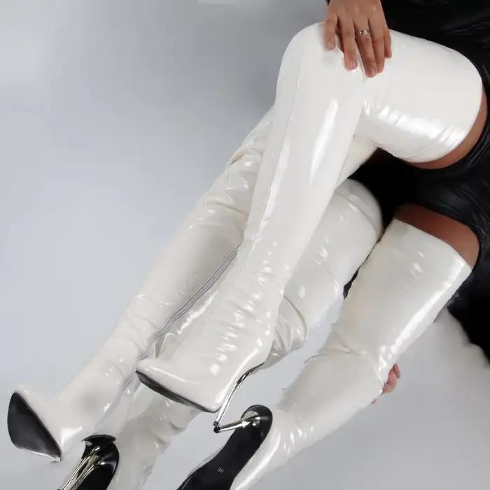 Bottes au-dessus du genou en cuir verni élégantes et sophistiquées pour femmes, bout pointu, talons fins, semelles en caoutchouc, styles modernes, idéales pour soirées et événements spéciaux
