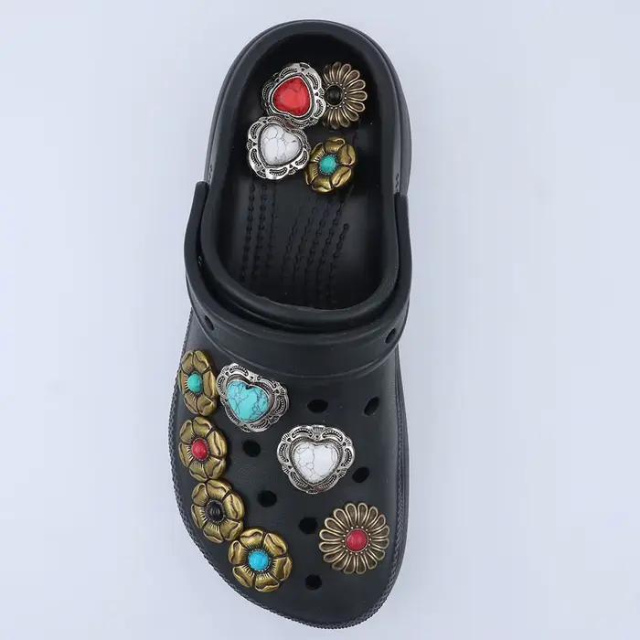 1 pièce Breloque de chaussure en métal argenté en forme de cœur turquoise, décorations pour Crocs, fleurs dorées, accessoires pour sandales, style punk, cadeau