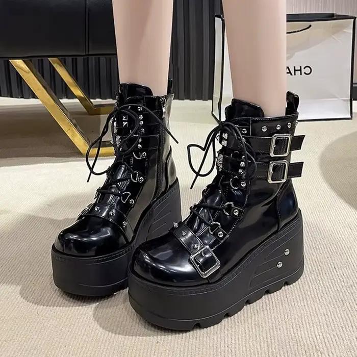 Bottes compensées en cuir verni gothiques avec rivets pour femmes occasions spéciales automne printemps ankle boots mi-mollet plateforme élevée style romain