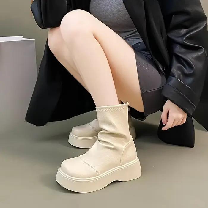 Bottes skinny compensées à la mode