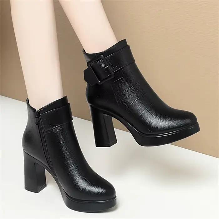 Bottines noires à talons hauts et épais pour femme élégantes avec décoration à boucle courte pour maintenir vos pieds au chaud et confortables hiver 2024 occassions spéciales à offrir