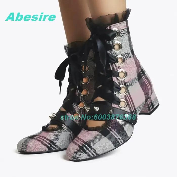 Bottines à lacets à carreaux gris rose avec rivets décoratifs
