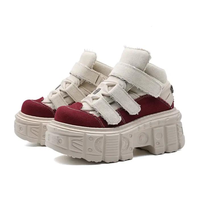Bottes de cheville rock pour femme avec talon élevé et détails métalliques, idéales pour le style punk et les occasions spéciales