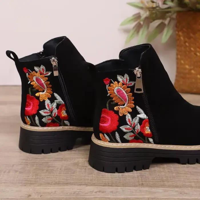 Bottines Chelsea noires en daim brodées de fleurs colorées pour femme