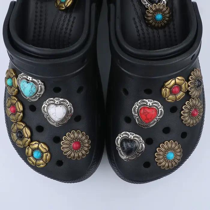 1 pièce Breloque de chaussure en métal argenté en forme de cœur turquoise, décorations pour Crocs, fleurs dorées, accessoires pour sandales, style punk, cadeau