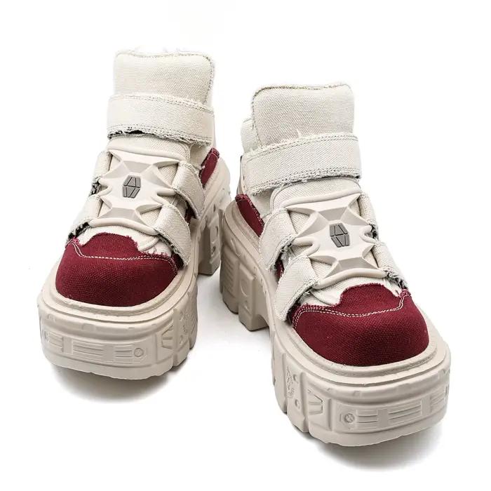 Bottes de cheville rock pour femme avec talon élevé et détails métalliques, idéales pour le style punk et les occasions spéciales