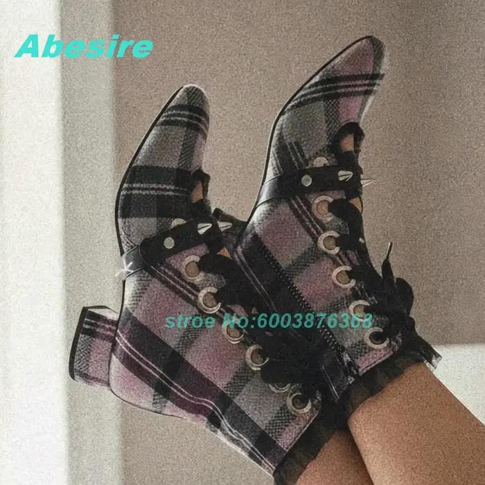 Bottines à lacets à carreaux gris rose avec rivets décoratifs
