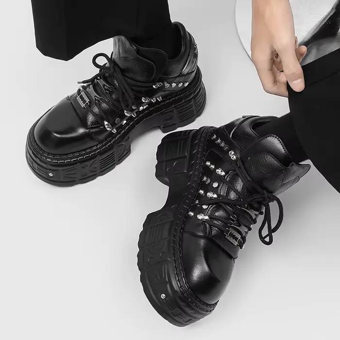 Chaussures en cuir pour hommes style punk, bottes de moto gothiques foncées, chaussures tendance à semelle épaisse pour hommes, mode punk métallique unique