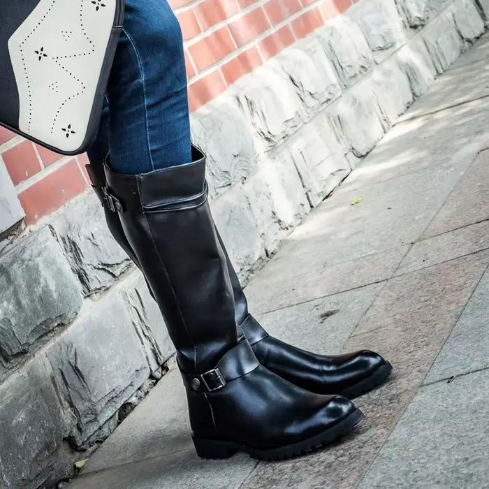 Bottes pour hommes Bottes en cuir souple 2025 Bottes de moto zippées de créateur Punk Talons carrés Botte longue Chaussures pour hommes à bout pointu de haute qualité