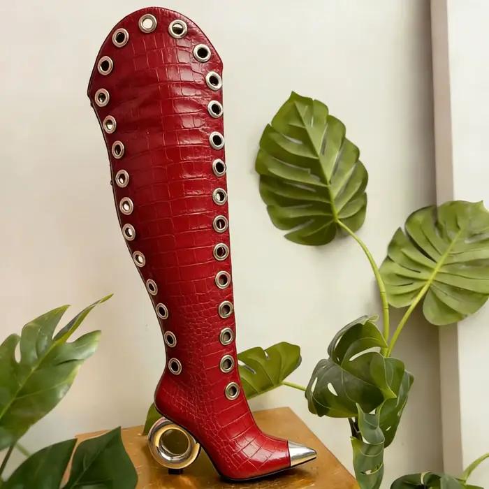 Bottes hautes en cuir croco gaufré avec œillets métalliques