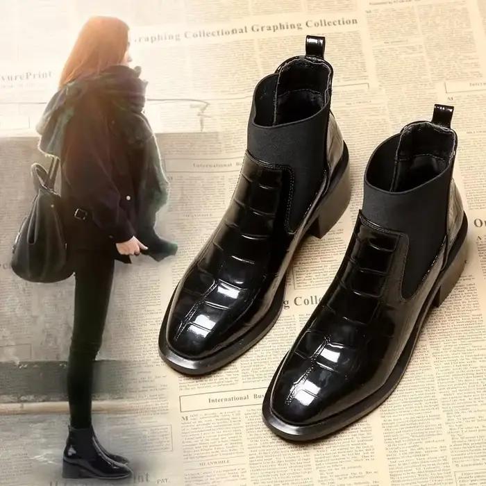 Bottines Chelsea en cuir laqué britannique pour femme, bottes à talons mi-hauts et bout rond, en cuir brillant, collection automne/hiver 2025