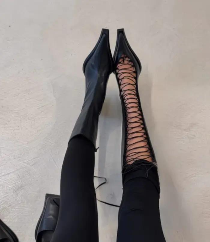 Nouvelles bottes en cuir noir à découpes