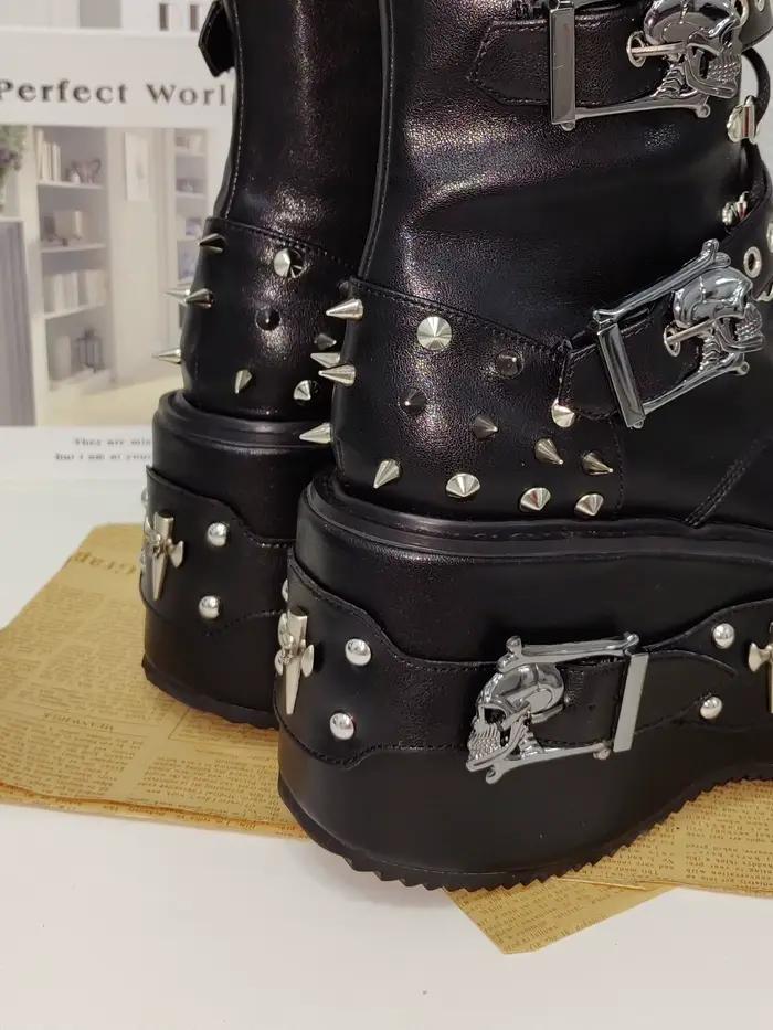 Bottes longues pour femmes, style punk moto urbain, à talons hauts compensés, chaussures de soirée tendance, personnalisées, avec rivets et croix métalliques