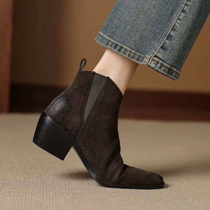 2025 nouvelle offre spéciale véritable vache daim Western bottines femmes bout pointu chaton talons bottes courtes hiver Cowboy chevalier bottes femme