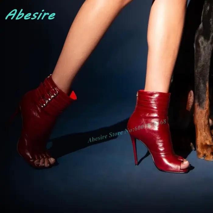 Bottines en cuir rouge style Spicy Girls pour femmes, bottes sexy à boucles pour soirées et défilés de mode