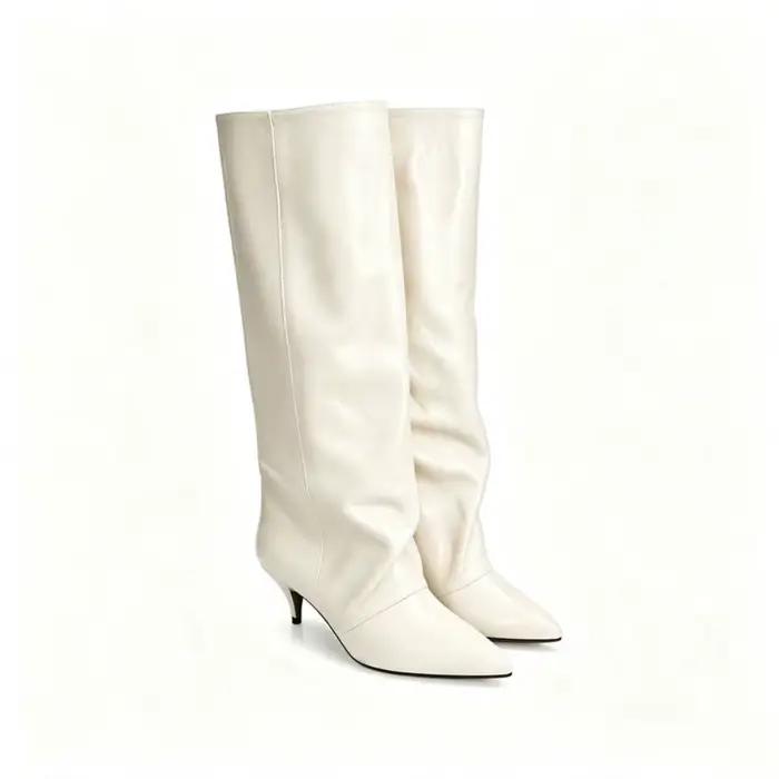 Bottes hautes d'hiver pour femmes, bout pointu, talon kitten, finition brillante, chaussures modernes et chics jusqu'aux genoux pour la saison froide.